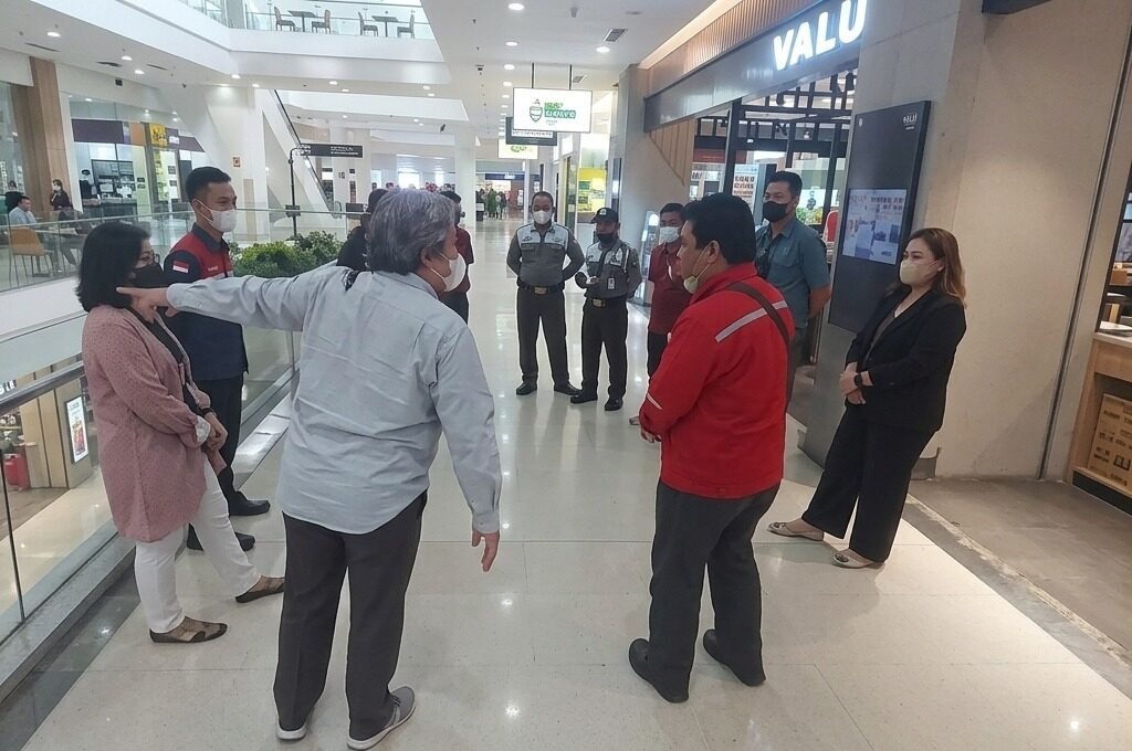 Tim iConsultan membahas dokumen AMDAL bersama klien